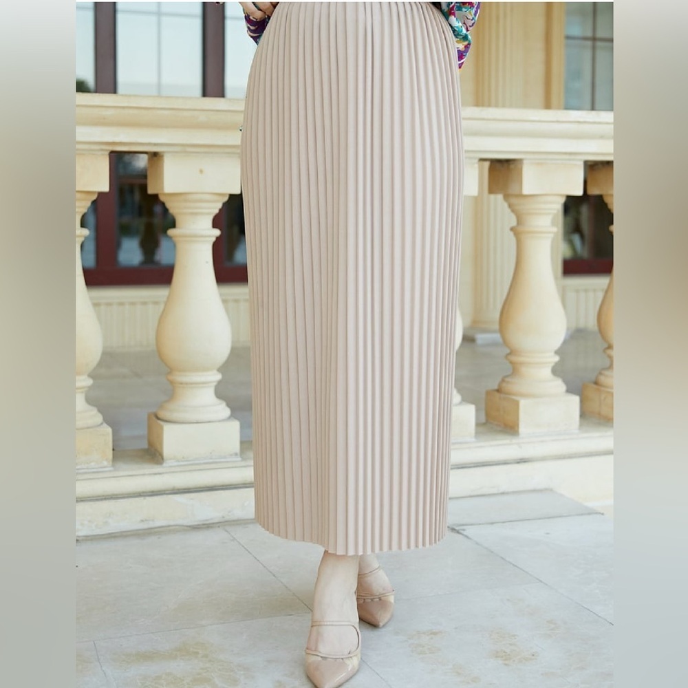 Bundle of 2 Unlined Scuba Pleated Skirts - Beige & Black, One Size Fits All - Picture 4 of 17